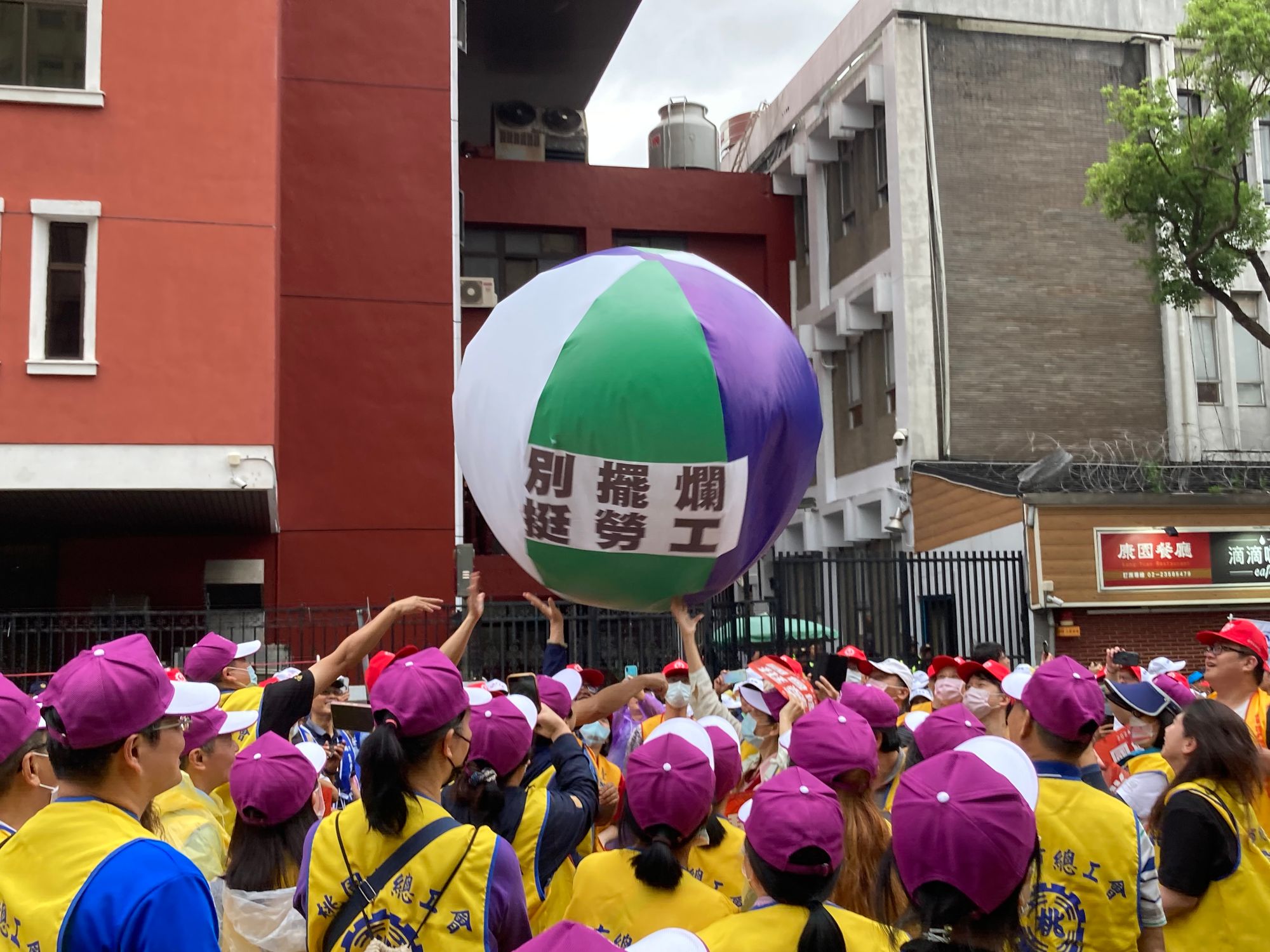 【五一之火，全球劳动者的呐喊】首尔、台北、东京、香港、吉隆坡、雅加达、新加坡、阿德莱德、柏林、巴黎、科隆、伦敦、纽约……