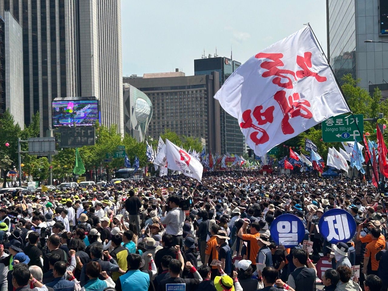 【五一之火，全球劳动者的呐喊】首尔、台北、东京、香港、吉隆坡、雅加达、新加坡、阿德莱德、柏林、巴黎、科隆、伦敦、纽约……